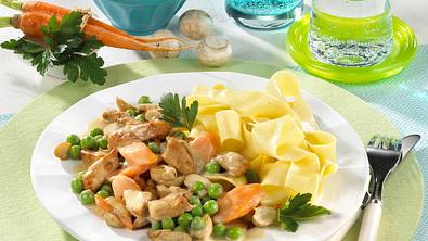 Schweinegeschnetzeltes mit Nudeln Rezept - Foto: LECKER @ Bauer Media Group