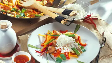 Schweinegeschnetzteltes süßsauer aus dem Wok Rezept - Foto: LECKER @ Bauer Media Group