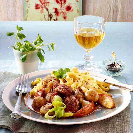 Schweinegulasch mit Äpfeln und Champignons in Cidre geschmort zu Bandnudeln Rezept Schweinegulasch mit Äpfeln und Champignons in Cidre geschmort zu Bandnudeln Rezept
