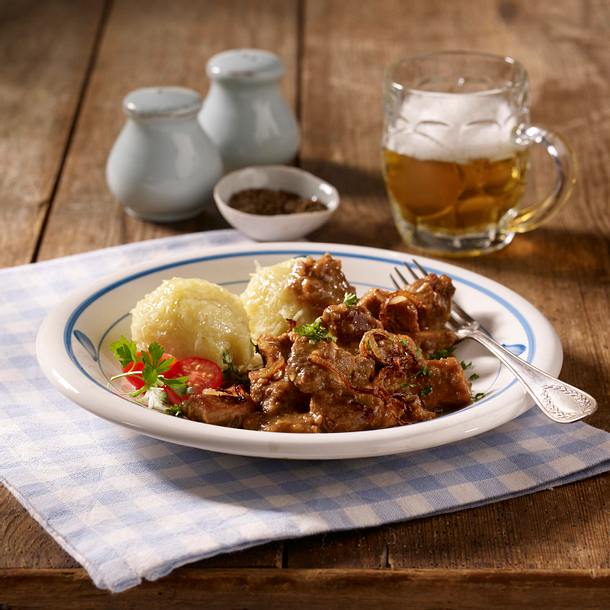 Schweinegulasch mit Bier-Kümmel-Soße und grünen Klößen Rezept Schweinegulasch mit Bier-Kümmel-Soße und grünen Klößen Rezept