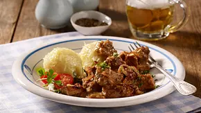 Schweinegulasch mit Bier-Kümmel-Soße und Grünen Klößen Rezept - Foto: LECKER @ Bauer Media Group