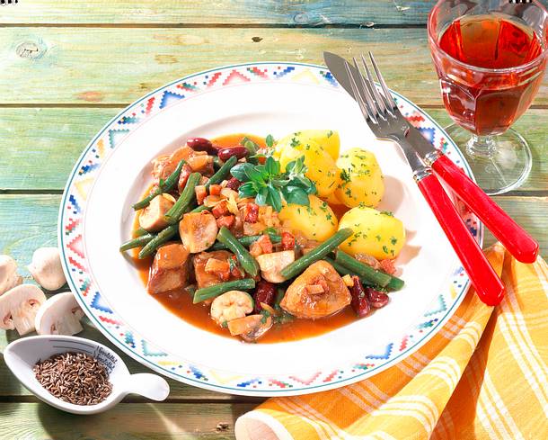 Schweinegulasch mit Bohnen Rezept Schweinegulasch mit Bohnen Rezept