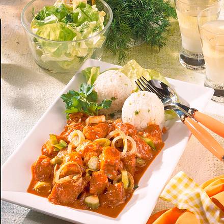 Schweinegulasch mit Gewürzgurke Rezept Schweinegulasch mit Gewürzgurke Rezept