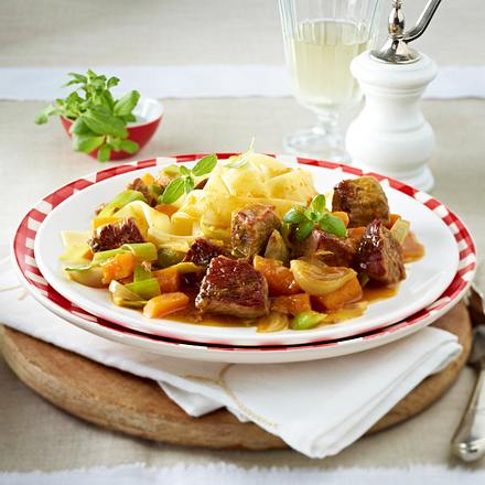 Schweinegulasch mit Kürbis, Porree, Schalotten und Majoran zu Bandnudeln Rezept Schweinegulasch mit Kürbis, Porree, Schalotten und Majoran zu Bandnudeln Rezept