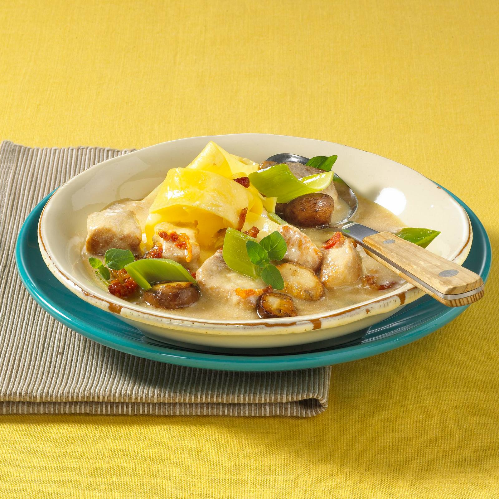 Schweinegulasch mit Pilzen Rezept | LECKER