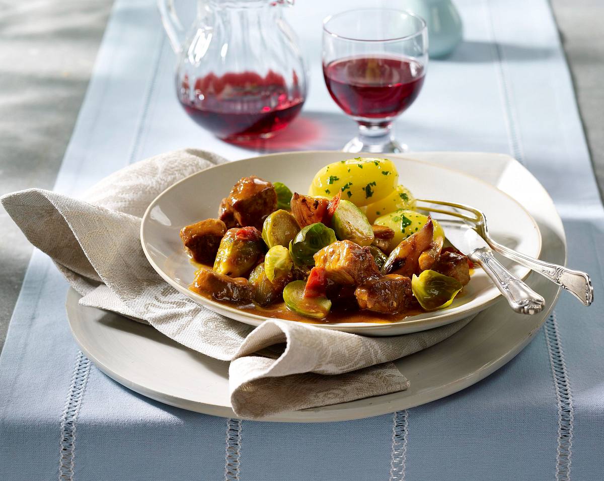 Schweinegulasch mit Schalotten, Rosenkohl und Tomaten Rezept