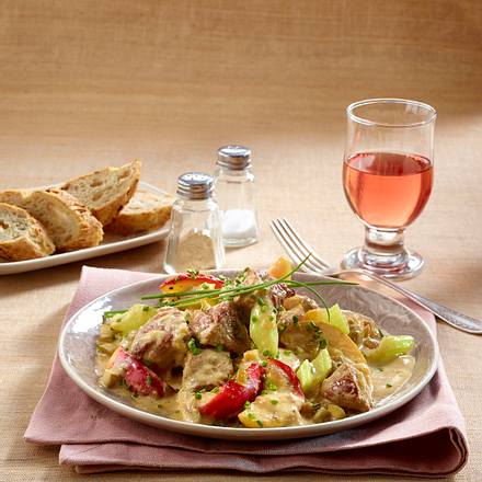 Schweinegulasch mit Senf-Früchten und Äpfeln Rezept