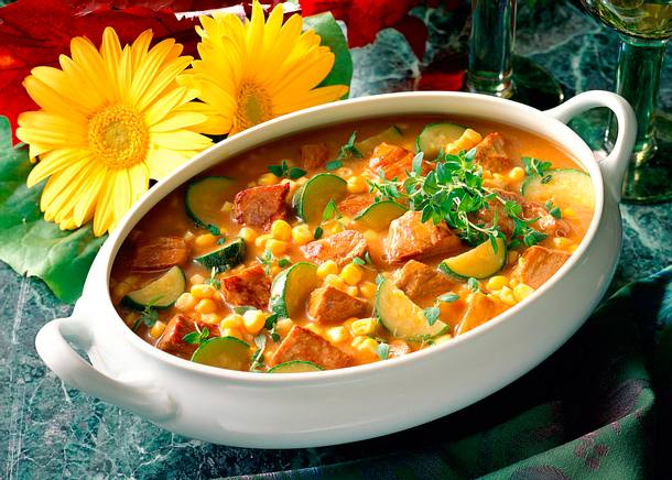Schweinegulasch mit Zucchini und Mais Rezept Schweinegulasch mit Zucchini und Mais Rezept