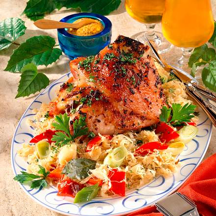 Schweinehaxe auf Sauerkraut Rezept Schweinehaxe auf Sauerkraut Rezept