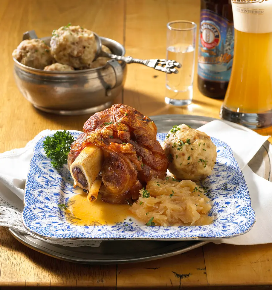 Schweinehaxe in Biersoße mit Brezelknödel und Krautsalat oder Sauerkraut Rezept