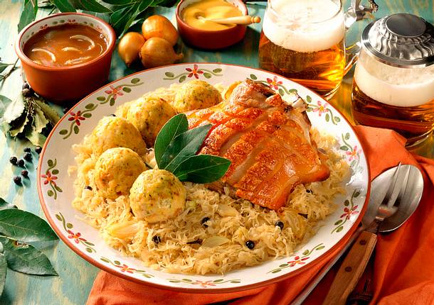 Schweinehaxe mit Sauerkraut und Semmelknödeln Rezept Schweinehaxe mit Sauerkraut und Semmelknödeln Rezept