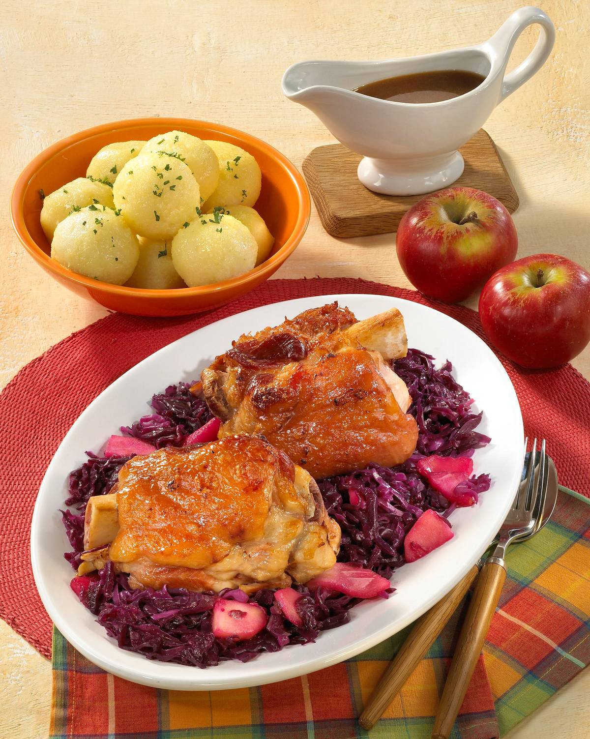 Schweinehaxen auf Apfel-Rotkohl Rezept