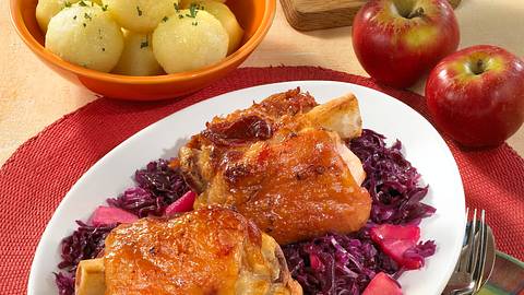 Schweinehaxen auf Apfel-Rotkohl Rezept - Foto: Maass