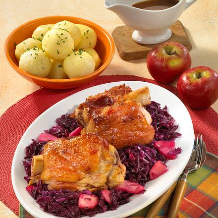 Schweinehaxen auf Apfel-Rotkohl Rezept