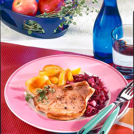 Schweinekotelett mit Apfel-Rotkohl und Röstkartoffeln Rezept Schweinekotelett mit Apfel-Rotkohl und Röstkartoffeln Rezept