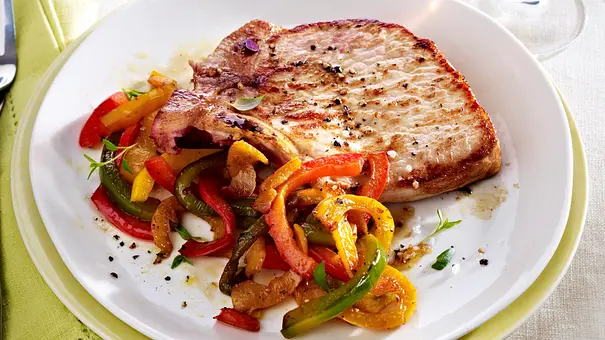Schweinekotelett mit Kreuzkümmel zu Paprikagemüse Rezept - Foto: LECKER @ Bauer Media Group