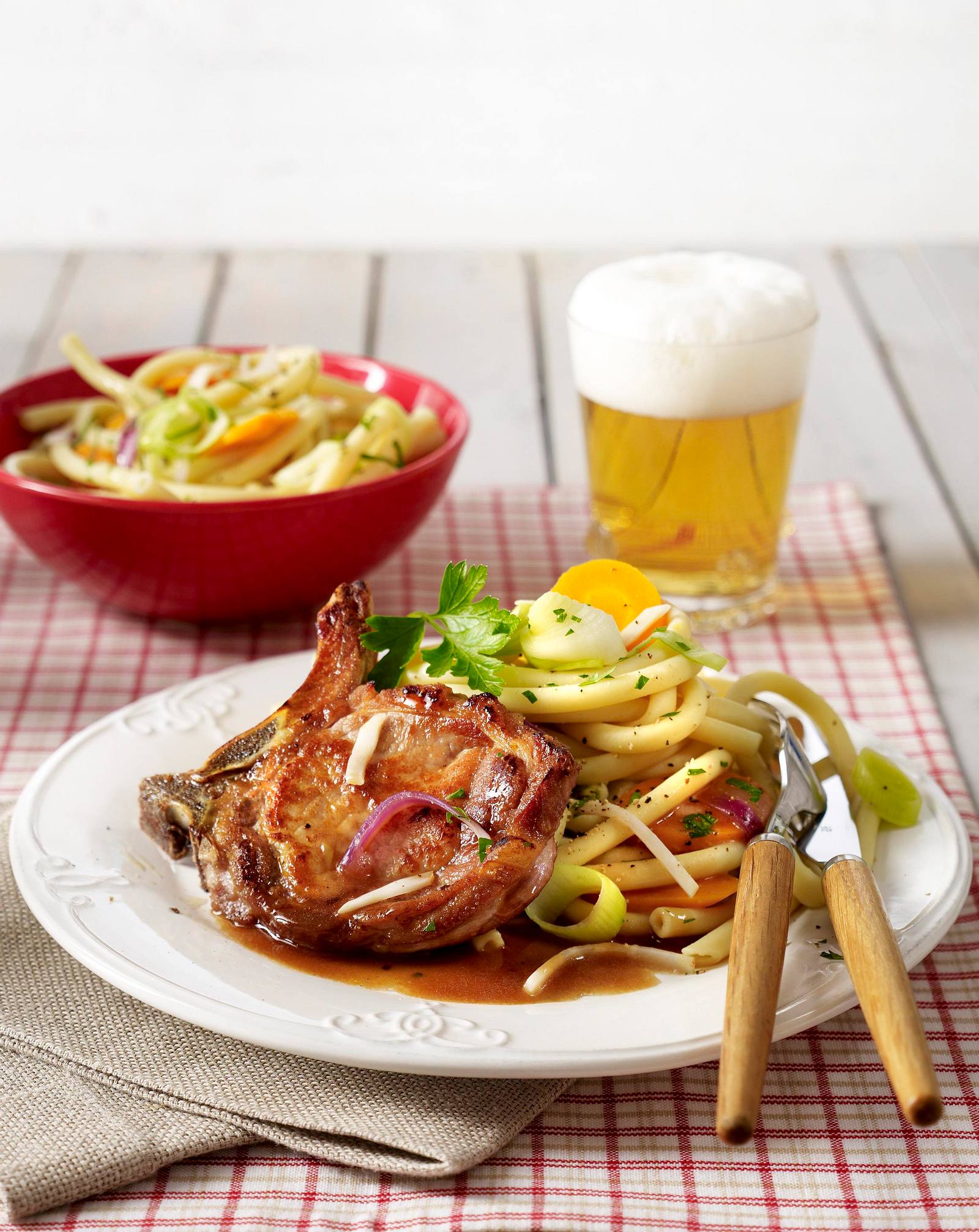 Schweinekotelett mit Malzbiersoße und Gemüsenudeln Rezept | LECKER