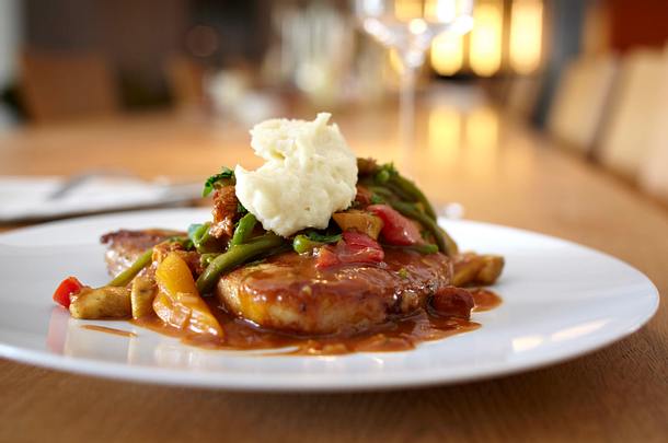 Schweinekotelett mit Paprikasoße und Petersilienwurzelpüree Rezept Schweinekotelett mit Paprikasoße und Petersilienwurzelpüree Rezept