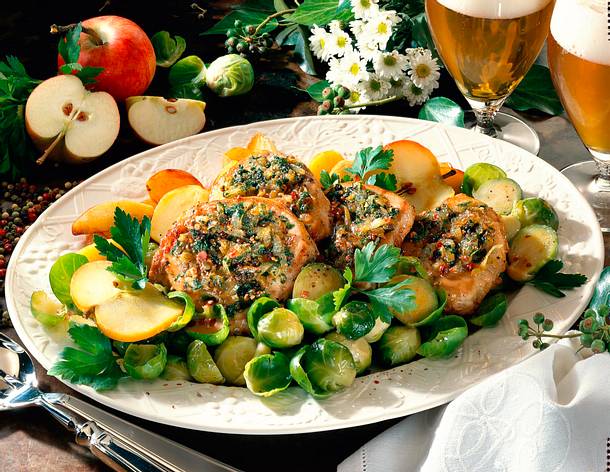 Schweinekotelett mit Pfeffer-Zwiebelkruste und Rosenkohl Rezept Schweinekotelett mit Pfeffer-Zwiebelkruste und Rosenkohl Rezept