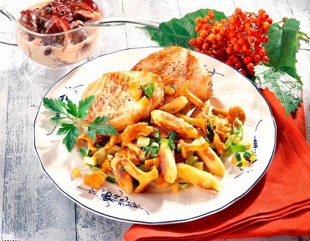 Schweinekotelett mit Pfefferzwetschgen und Kartoffelnudeln Rezept Schweinekotelett mit Pfefferzwetschgen und Kartoffelnudeln Rezept