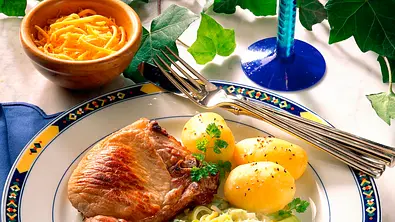 Schweinekotelett mit Rahmporree und Pellkartoffeln Rezept - Foto: LECKER @ Bauer Media Group