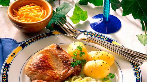 Schweinekotelett mit Rahmporree und Pellkartoffeln Rezept - Foto: Horn
