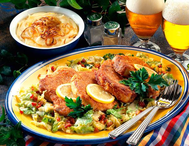 Schweinekotelett mit Wirsing-Rahm-Gemüse Rezept Schweinekotelett mit Wirsing-Rahm-Gemüse Rezept