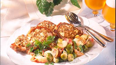 Schweinekoteletts in Senf-Zwiebelkruste mit Rosenk Rezept - Foto: LECKER @ Bauer Media Group