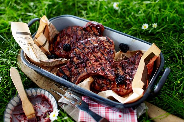 Schweinekoteletts mit Brombeersoße Rezept Schweinekoteletts mit Brombeersoße Rezept