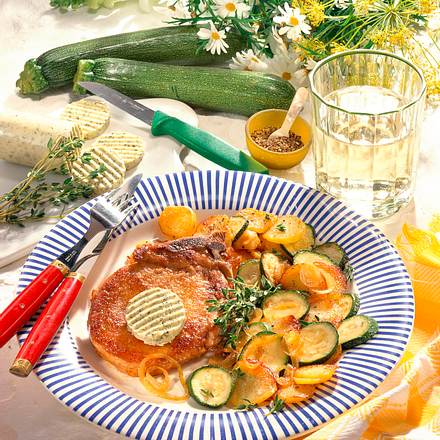 Schweinekoteletts mit Kräuterbutter Rezept Schweinekoteletts mit Kräuterbutter Rezept