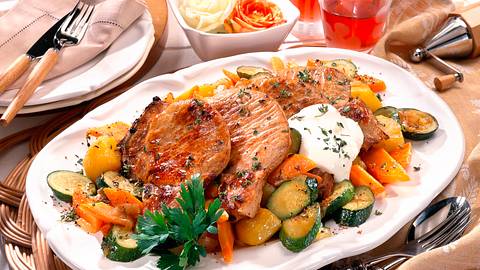 Schweinekoteletts mit Möhren-Zucchini-Gemüse Rezept - Foto: Maass