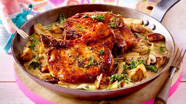 Schweinekoteletts mit Pilz-Spinat-Rahm Rezept - Foto: House of Food / Bauer Food Experts KG