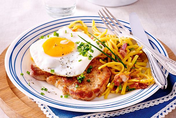 Schweinekrüstchen mit Käsespätzle Rezept Schweinekrüstchen mit Käsespätzle Rezept