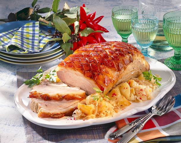 Schweinekrustenbraten auf scharfem Ananas-Kartoffel-Krokant-Sauerkraut Rezept Schweinekrustenbraten auf scharfem Ananas-Kartoffel-Krokant-Sauerkraut Rezept