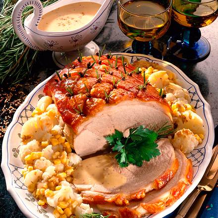 Schweinekrustenbraten mit Blumenkohl-Maisgemüse Rezept Schweinekrustenbraten mit Blumenkohl-Maisgemüse Rezept
