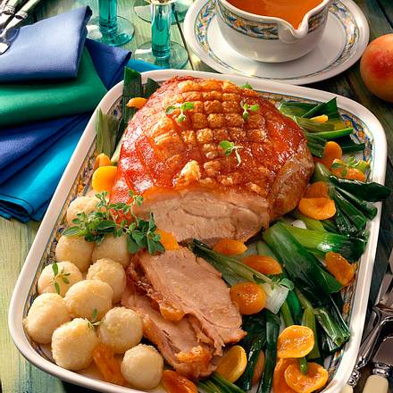 Schweinekrustenbraten mit buntem Gemüse Rezept Schweinekrustenbraten mit buntem Gemüse Rezept