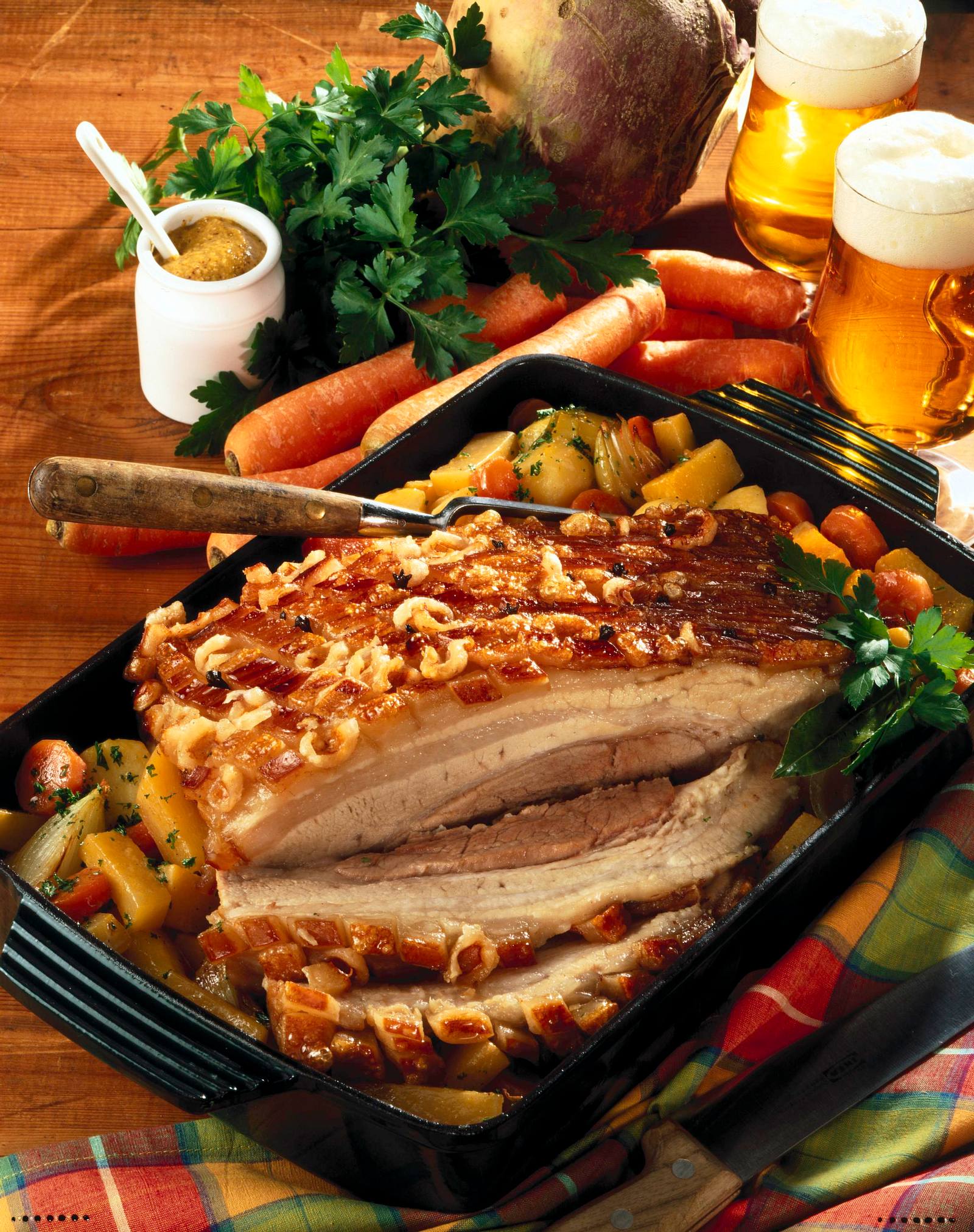 Schweinekrustenbraten mit Gemüse Rezept | LECKER