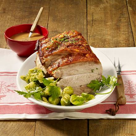 Schweinekrustenbraten mit Honig-Glühweinsoße und Rosenkohl Rezept Schweinekrustenbraten mit Honig-Glühweinsoße und Rosenkohl Rezept