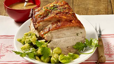 Schweinekrustenbraten mit Honig-Glühweinsoße und Rosenkohl Rezept - Foto: LECKER @ Bauer Media Group