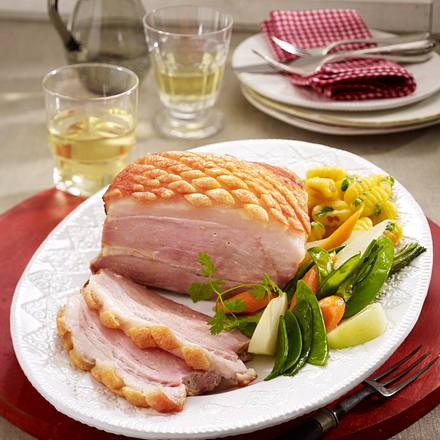 Schweinekrustenbraten mit karamellisiertem Frühlingsgemüse Rezept Schweinekrustenbraten mit karamellisiertem Frühlingsgemüse Rezept