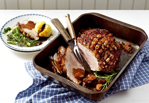 Schweinekrustenbraten mit Klößen und Rahmwirsing Rezept Schweinekrustenbraten mit Klößen und Rahmwirsing Rezept