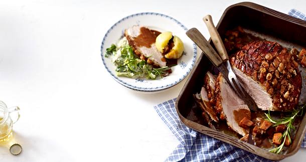 Schweinekrustenbraten mit Klößen und Wirsing Rezept Schweinekrustenbraten mit Klößen und Wirsing Rezept
