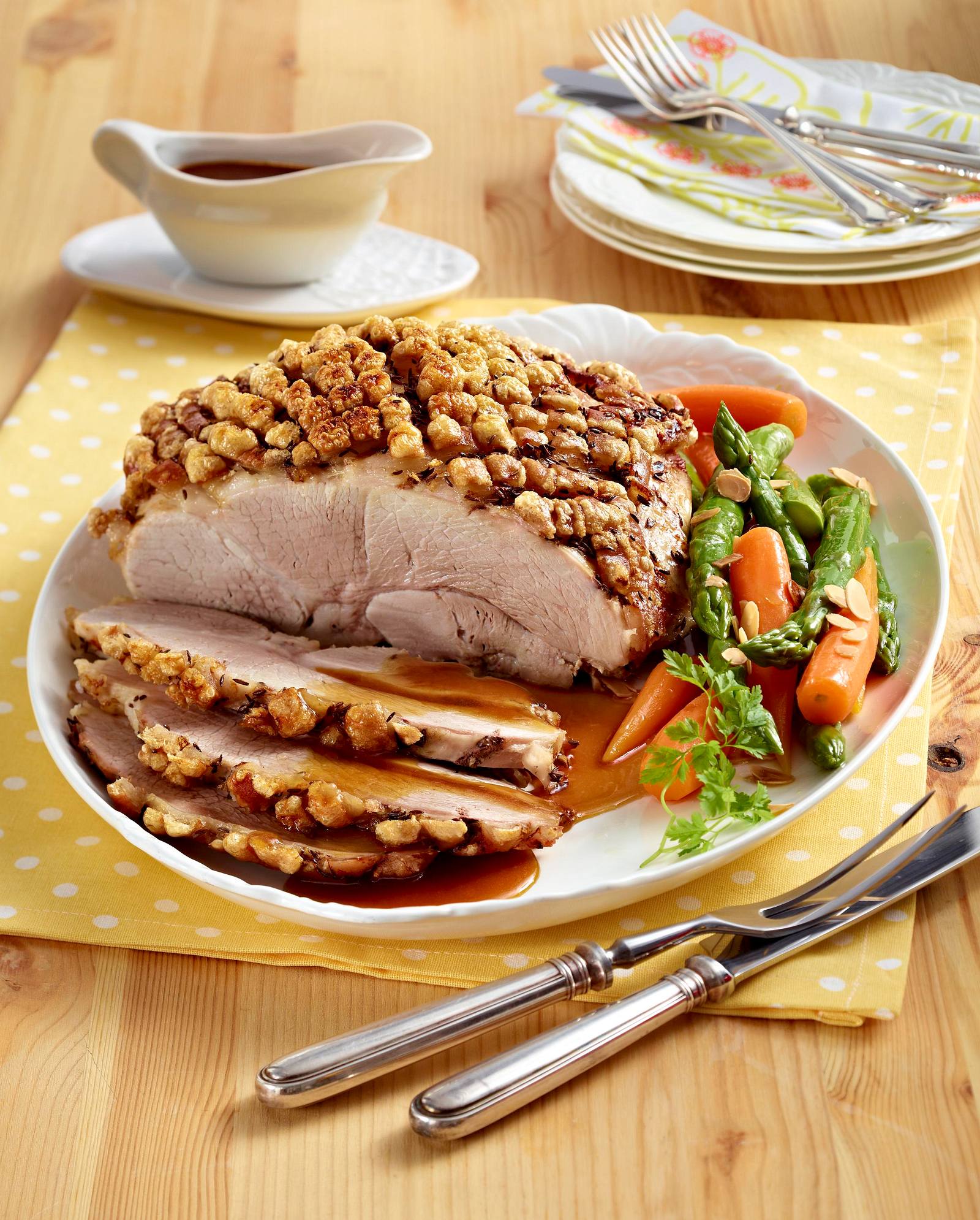 Schweinekrustenbraten mit Möhren-Spargel-Gemüse Rezept | LECKER