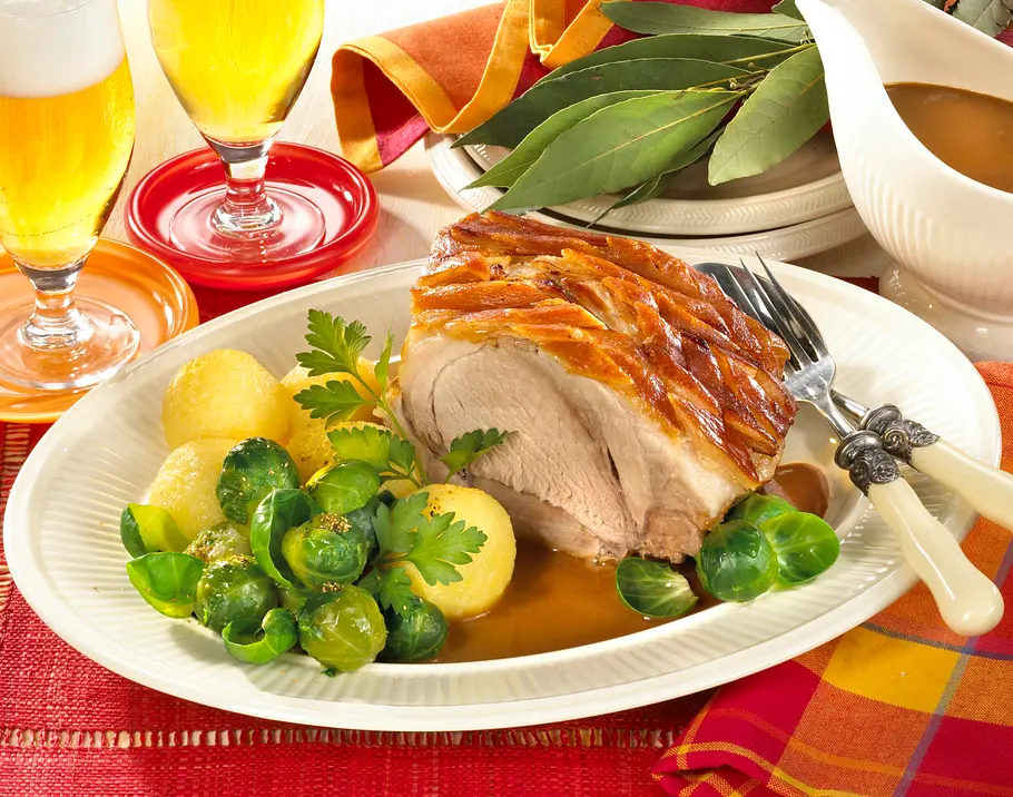 Schweinekrustenbraten mit Rosenkohl und Knödel Rezept Schweinekrustenbraten mit Rosenkohl und Knödel Rezept