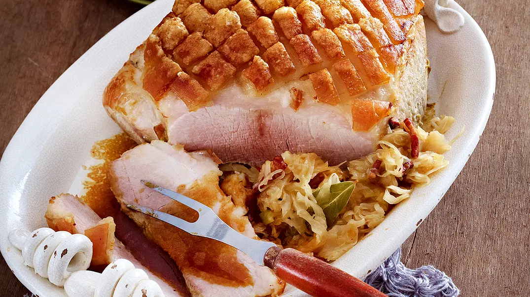 Schweinekrustenbraten mit Sauerkraut und Kartoffelpüree Rezept - Foto: LECKER @ Bauer Media Group Schweinekrustenbraten mit Sauerkraut und Kartoffelpüree Rezept - Foto: LECKER @ Bauer Media Group