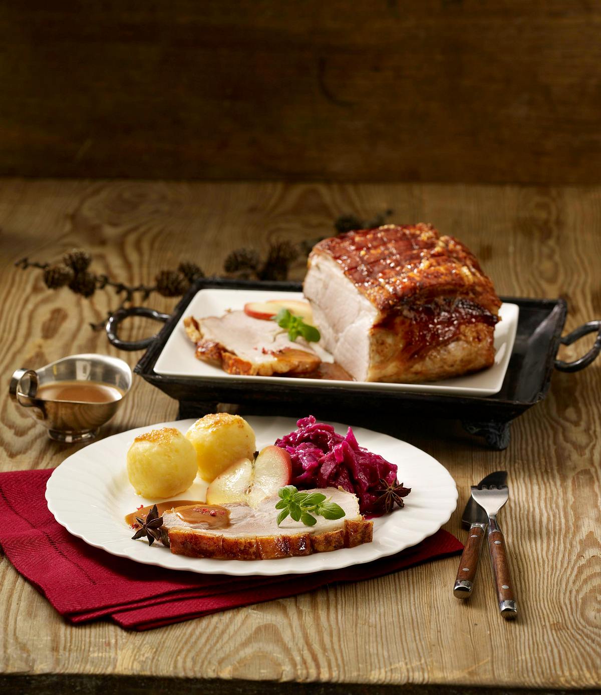 Schweinekrustenbraten mit Weihnachtsrotkohl Rezept