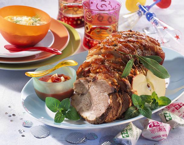 Schweinekrustenbraten mit zwei Soßen Rezept Schweinekrustenbraten mit zwei Soßen Rezept