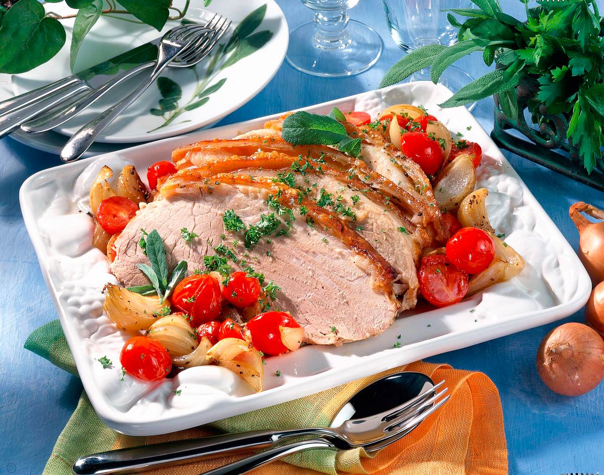 Schweinekrustenbraten mit Zwiebel-Tomaten-Gemüse Rezept