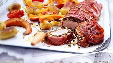 Schweinelendchen im knusprigen Schinken-Nuss-Mantel Rezept - Foto: LECKER @ Bauer Media Group
