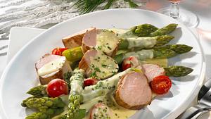 Schweinelendchen mit grünem Spargel, Kirschtomaten und Kräuter-Hollandaise Rezept - Foto: Maass